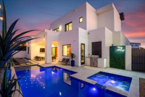 Desert Palm Luxury Space - Walk To Old Town!
